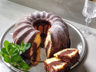 Guglhupf Kuchen aus der hauseigenen Nymphenburger Schlosskonditorei